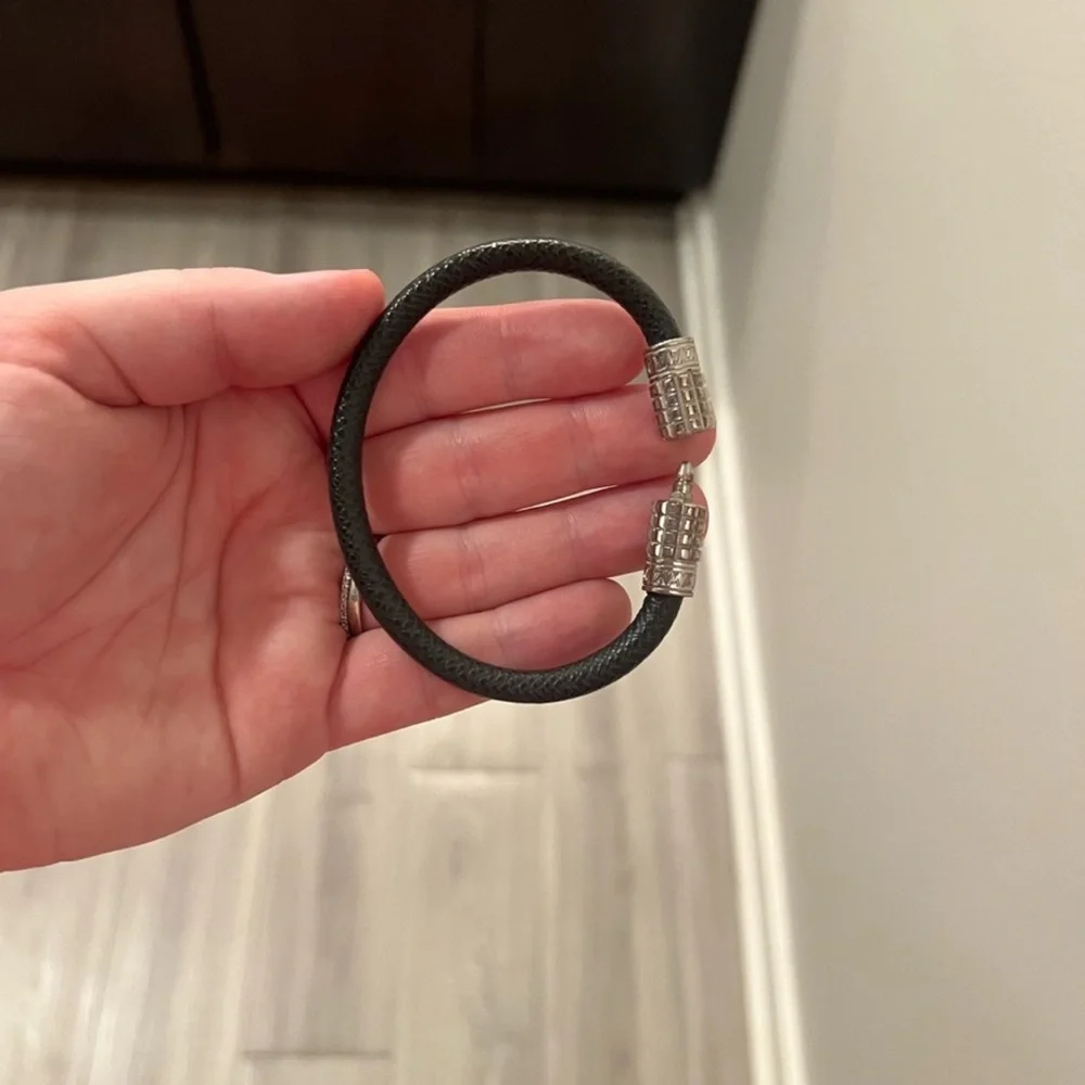 ✨💎UNISEX💎✨ LOUIS VUITTON DIGIT BRACELET WITH DUSTY! STILL IN STORES! - Picture 3 of 6